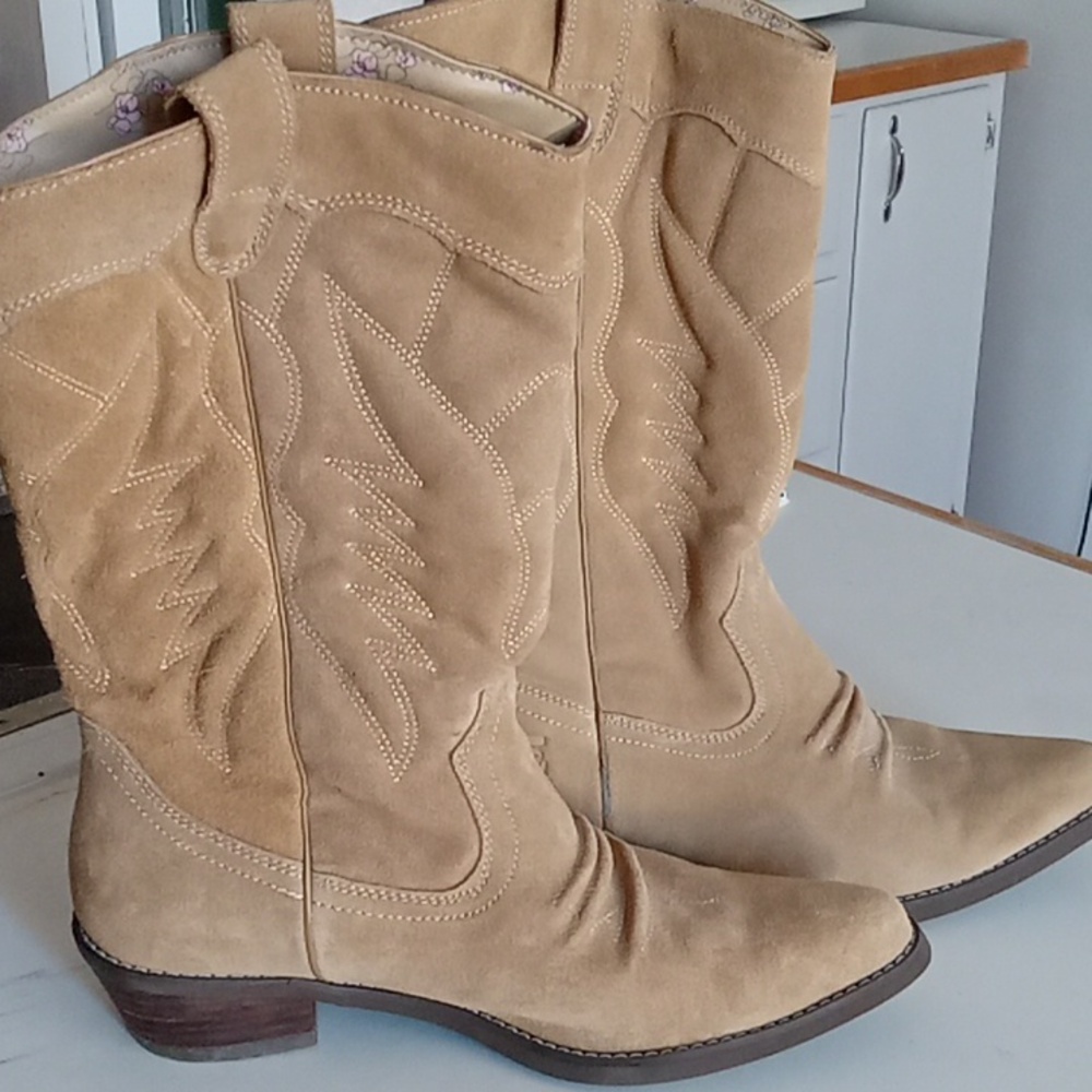Tan Roxy cowgirl boots